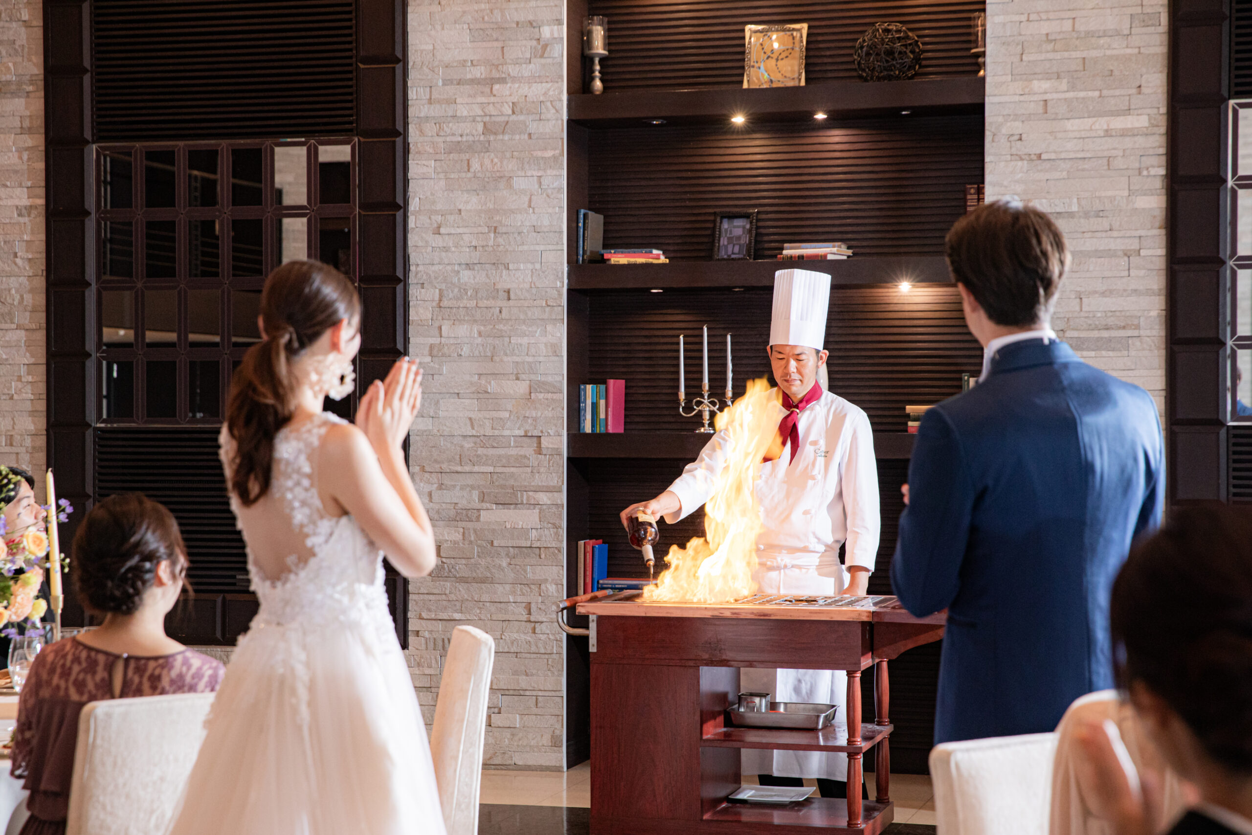 目の前で上がる炎は視覚的なインパクトが大きく、会場を盛り上げ、 ゲストの注目を集める人気の演出です。﻿