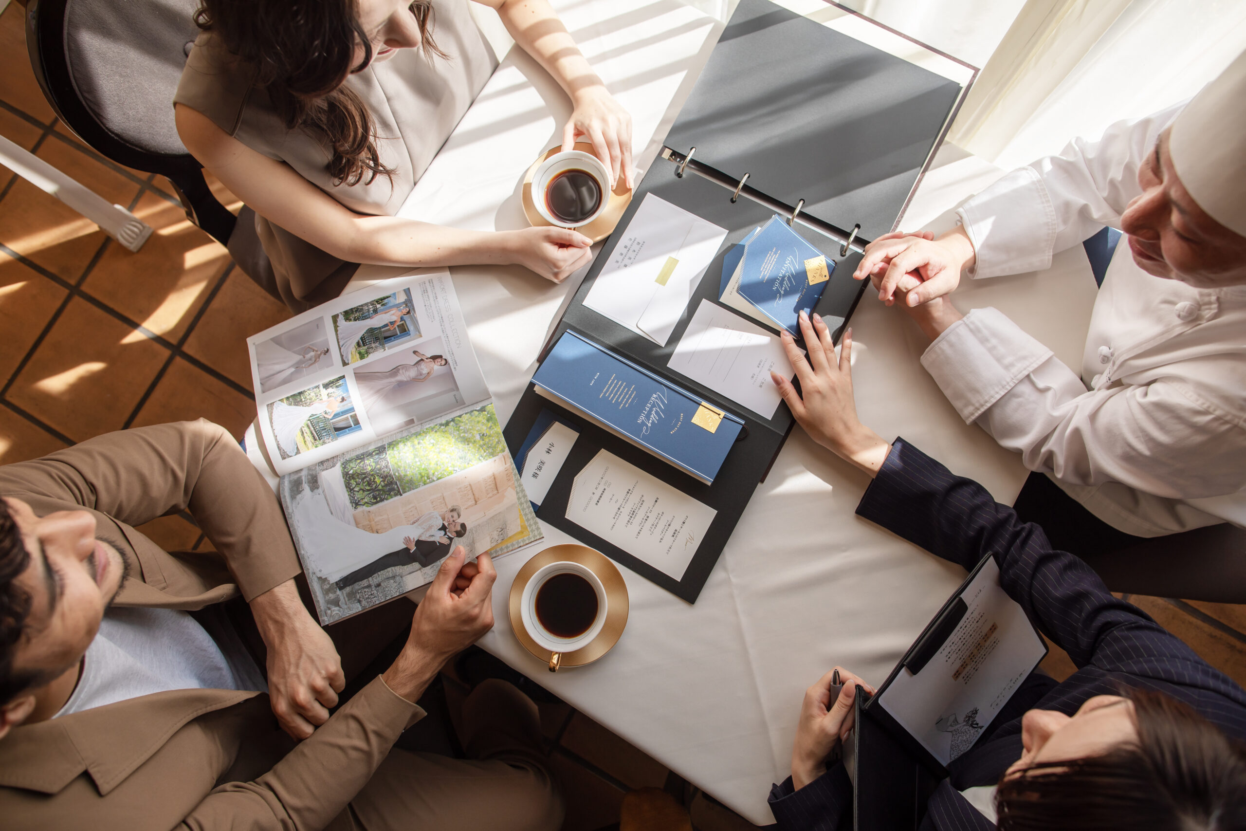 【名古屋市結婚式場ビアンカーラテラス】繊細な刺繍が施されたドレスを纏い、華やかな会場内で横顔を見せる美しい花嫁様。名古屋市にある市の中心部で叶える、洗練された空間でのブライダルフォトは、名古屋市内でも感度の高いカップルに選ばれる、上質でドラマチックな瞬間を詳細に描写しています。