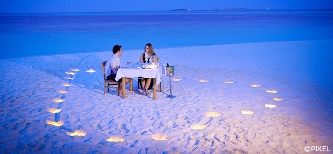 【名古屋市結婚式場ビアンカーラテラス】で最良の一日を過ごした後のハネムーン。名古屋市にある市の喧騒を離れ、青く澄んだ海辺でキャンドルの灯りに包まれながら楽しむロマンティックなディナータイムは、名古屋市内での結婚式から続くお二人の新しい人生の門出を詳細に描写しています。