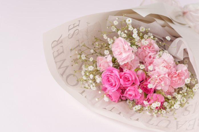 【名古屋市結婚式場ビアンカーラテラス】ピンクのグラデーションが美しいバラとカスミソウをふんわりと束ねた華やかなブーケ。名古屋市にある市の中心部で叶える、お二人の幸せな門出やご親族への感謝の気持ちを詳細に描写し、名古屋市内での披露宴に彩りを添えるエレガントなフラワーアイテムです。