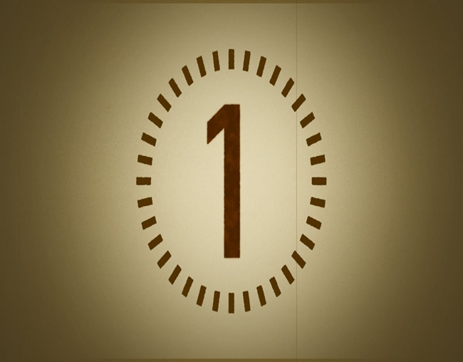 【名古屋市結婚式場ビアンカーラテラス】のウェルカムスペースに飾られた、ムービーの素材としても活躍する思い出の写真。名古屋市にある市の式場で、お二人の生い立ちや出会いを振り返る映像演出は、名古屋市内外から集まったゲストにこれまでの軌跡を詳細に描写し、感動を共有する大切なアイテムです。