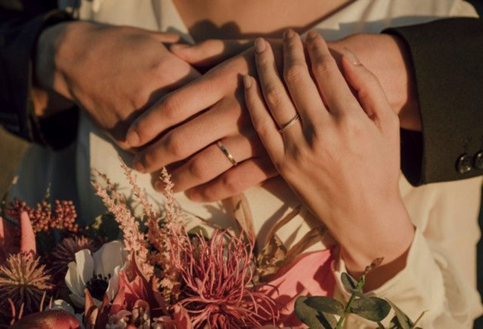 入籍日はどう決める？結婚式とのタイミングは？ビアンカーラヒルサイドテラスが、婚姻届の提出時期・記念日の決め方・注意点まで完全ガイド。入籍に合わせた記念フォトや特別演出もご紹介します。