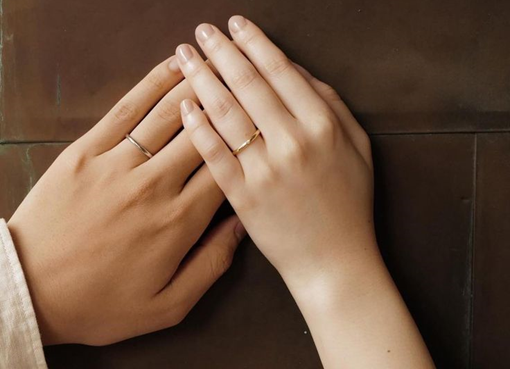 婚姻届を持って入籍記念の写真撮影をする新郎新婦｜ビアンカーラヒルサイドテラス