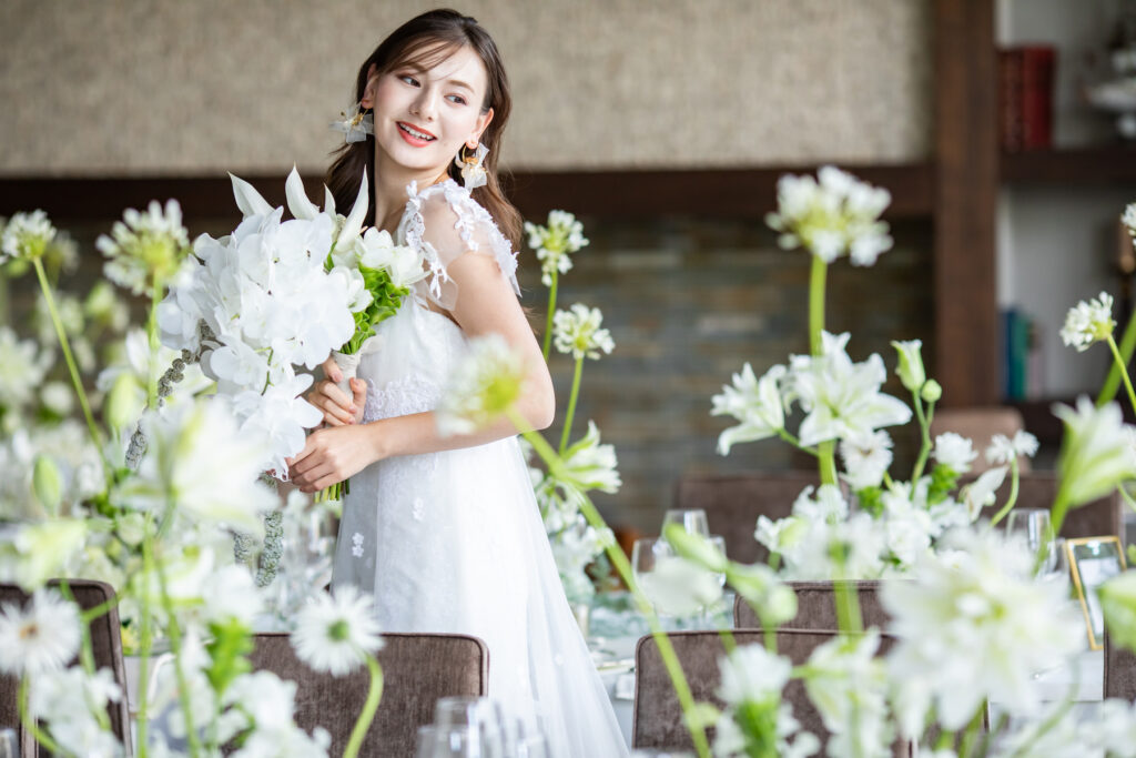 名古屋の結婚式場ビアンカーラヒルサイドテラス。白い装花が花嫁の美しさを引出す。