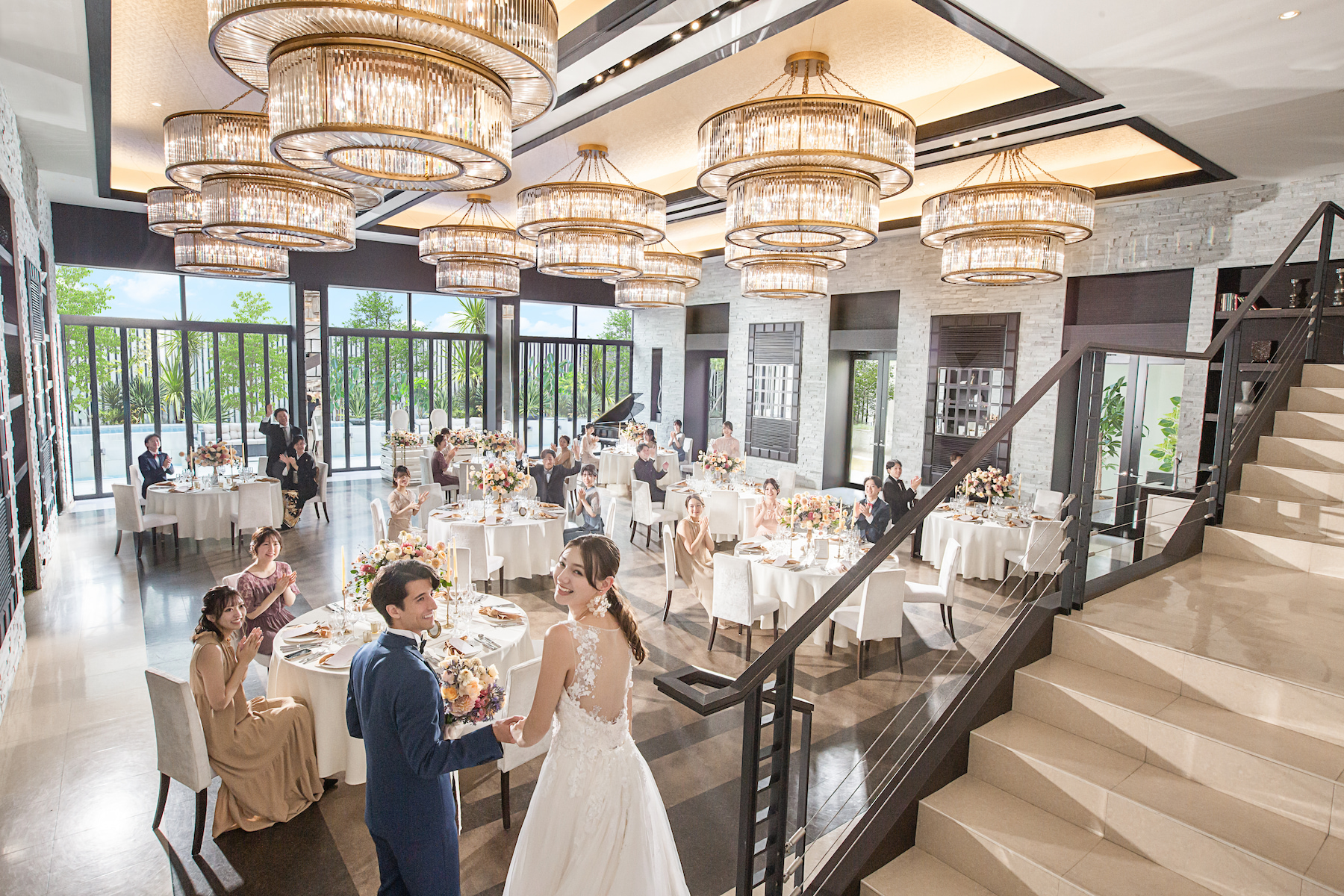 名古屋の結婚式場ビアンカーラヒルサイドテラス。大階段からの憧れ入場。