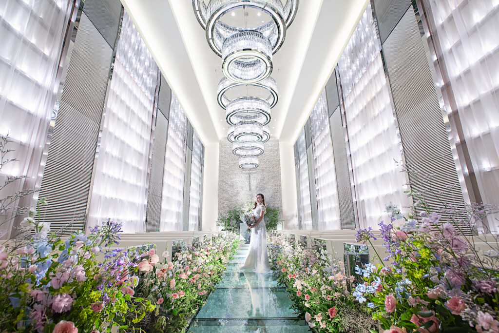 名古屋の結婚式場ビアンカーラヒルサイドテラス。希少なガラスのバージンロード