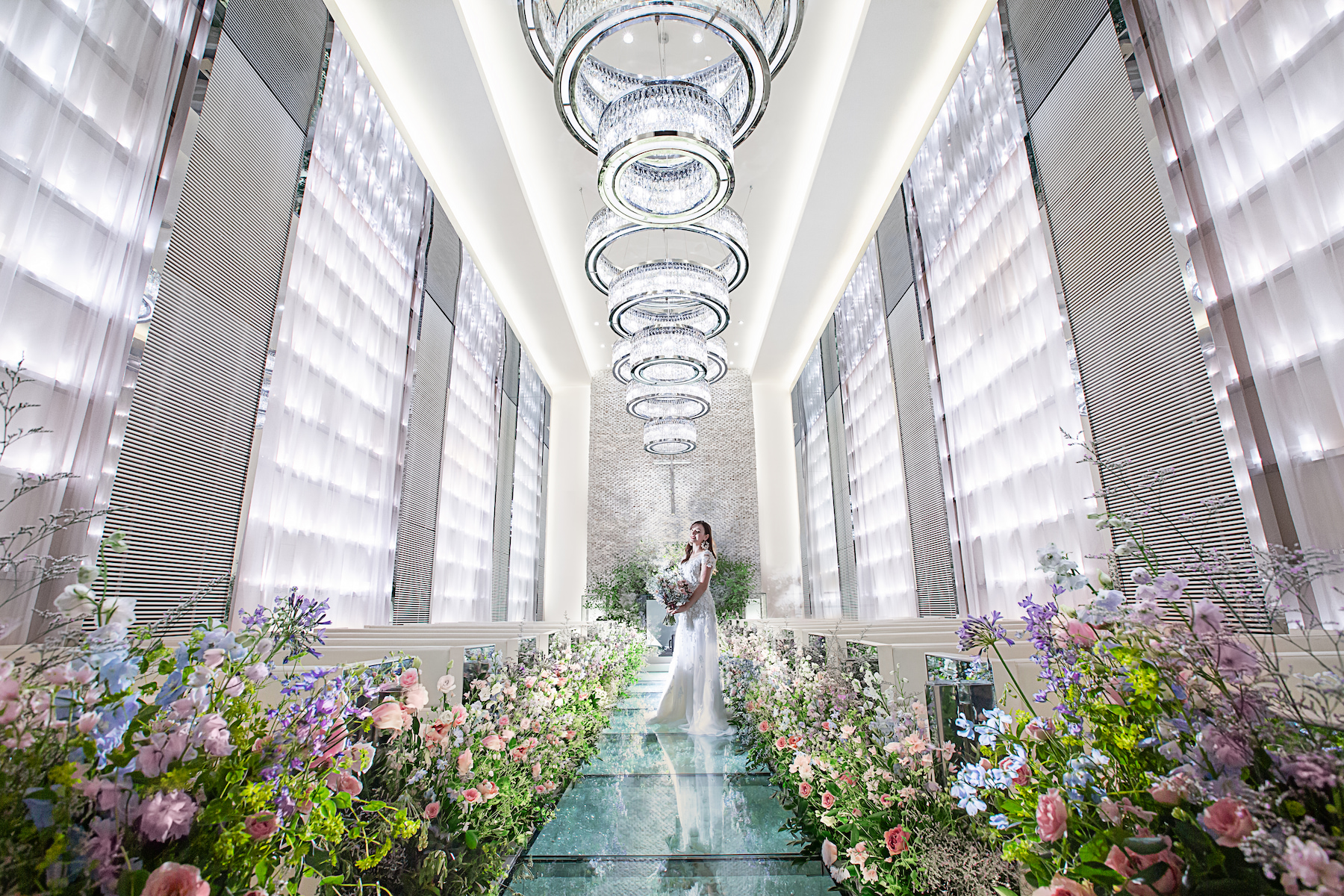 名古屋の結婚式場ビアンカーラヒルサイドテラス。希少なガラスのバージンロード