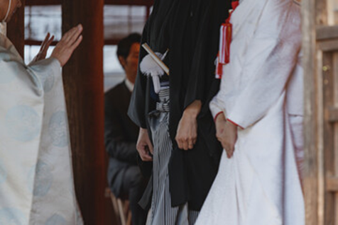 名古屋市結婚式場ビアンカーラテラス】にて、厳かな雰囲気の中で執り行われる神前式の様子。名古屋市にある市の歴史を感じる空間で、白無垢姿の花嫁様と紋付袴の新郎様が永遠の愛を誓う姿は、名古屋市内での結婚式を控えたお二人の誠実な決意を詳細に描写した感動的なシーンです。