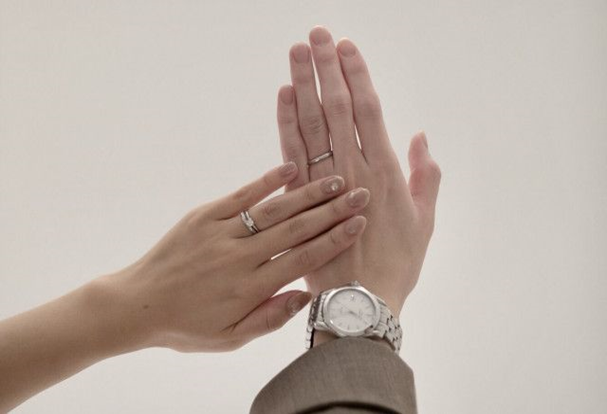 婚約指輪（エンゲージリング）と結婚指輪（マリッジリング）を重ね付けした写真