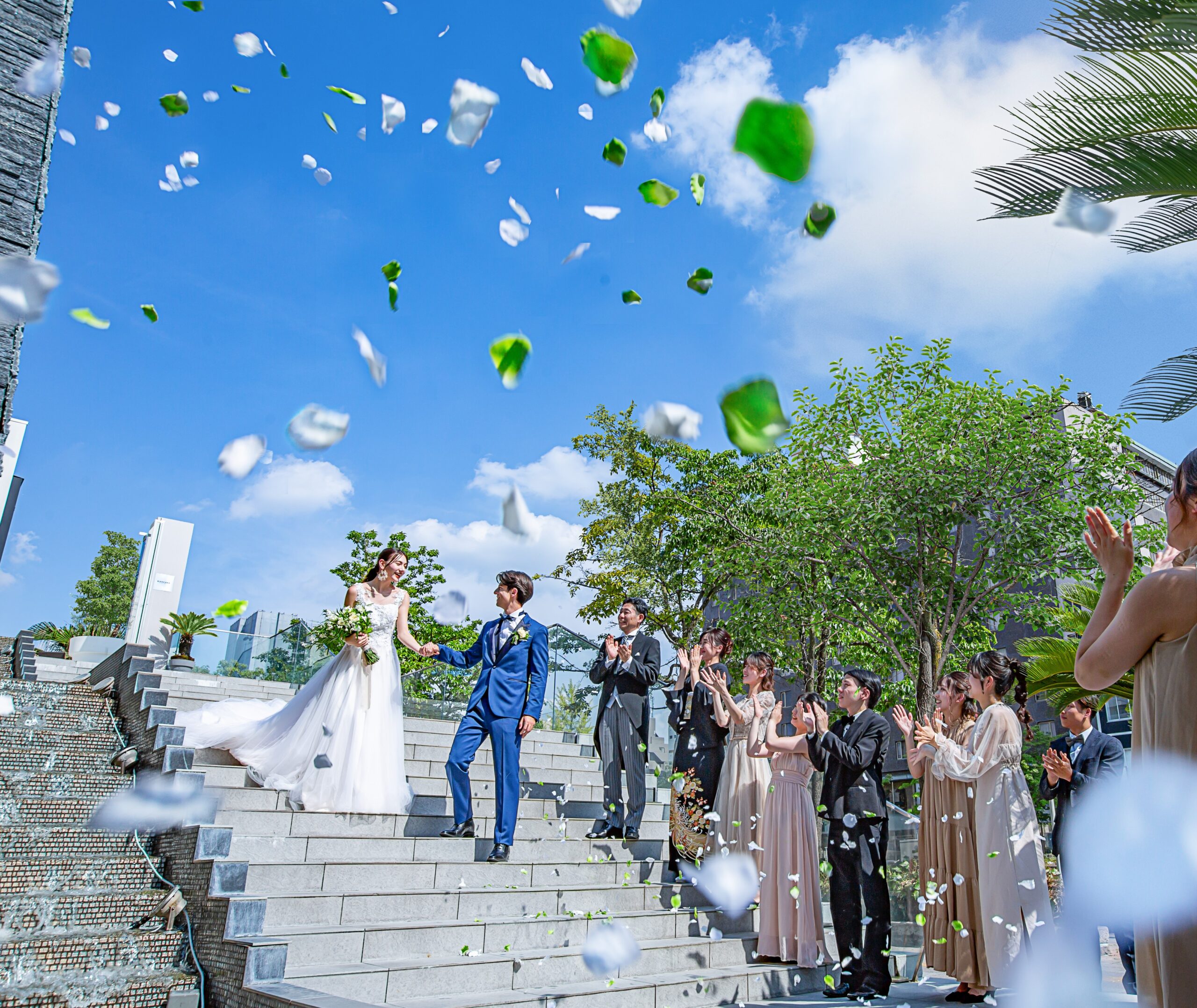 青空とホワイトの外観のコントラストが美しいビアンカーラ。幸せのフラワーシャワー