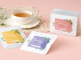 【名古屋市結婚式場ビアンカーラテラス】でゲストに贈る、色鮮やかなパッケージが魅力のオリジナルハーブティー。名古屋市にある市の中心部で叶える披露宴の最後、一人ひとりに手渡す感謝のプチギフトを詳細に描写しており、名古屋市内のトレンドを取り入れた上質なおもてなしを表現しています。