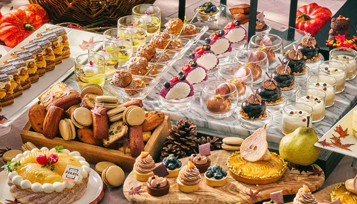 【名古屋市結婚式場ビアンカーラテラス】の披露宴を華やかに彩る、種類豊富なスイーツが並んだデザートブッフェ。名古屋市にある市の中心部で叶えるパーティでは、見た目にも美しいケーキや焼き菓子を詳細に描写し、名古屋市内のスイーツ好きのゲストも満足させる上質なおもてなしを提供しています。