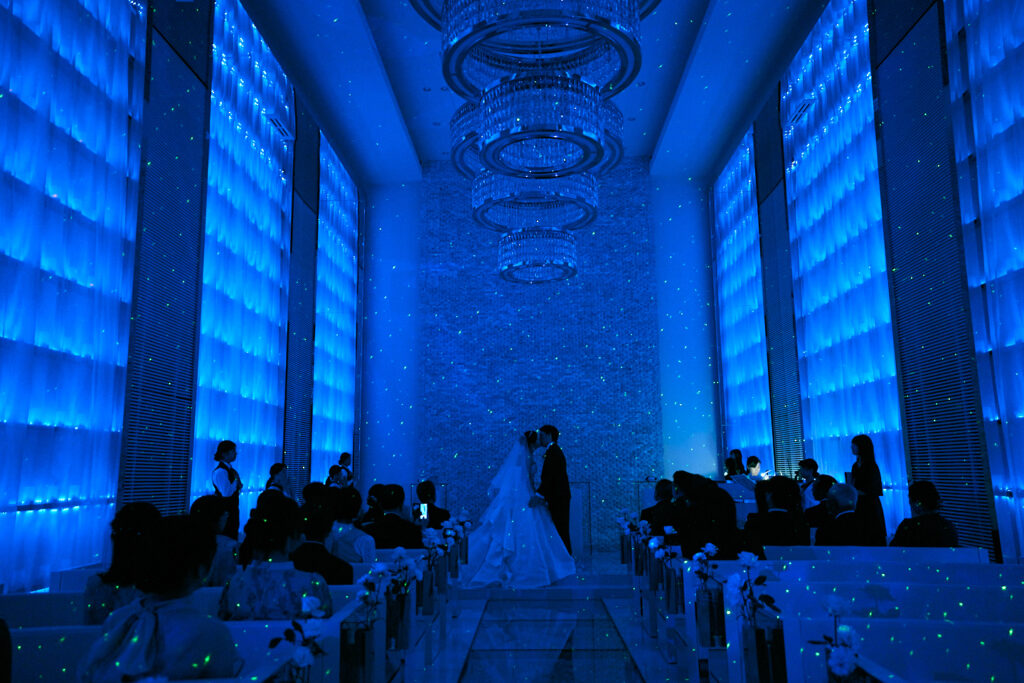 白いチャペルは変幻自在に色を変えることが可能。感動を誘うシーンを運出する。