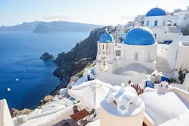 【名古屋市結婚式場ビアンカーラテラス】モルディブの透明度溢れるエメラルドグリーンの海と、眩しい白い砂浜にヤシの木が映える極上の南国リゾートの風景。名古屋市にある市の喧騒を離れた憧れのハネムーン先として、非日常的で贅沢な開放感に包まれる最高にフォトジェニックなひとときを象徴するイメージ写真です。