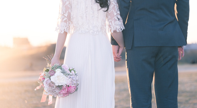 名古屋の結婚式場　BIANCARA - ビアンカーラ・ヒルサイド・テラス。大切な人と迎える再婚の一歩。婚姻届に込められた新たな誓い。再婚だからこそ丁寧に。新しい家族を築くための婚姻届提出の時間。