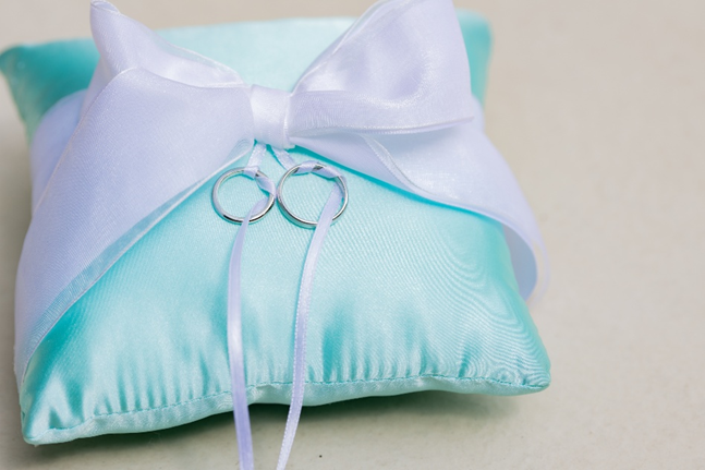 天窓から自然光が差し込む名古屋市結婚式場ビアンカーラ・ヒルサイドテラスの純白のチャペル「ブラン・シエル」。