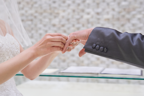 名古屋市結婚式場ビアンカーラヒルサイドテラス。光が降り注ぐ白亜のチャペルで行われる指輪の交換。完全貸切邸宅で叶える感動の挙式シーン。