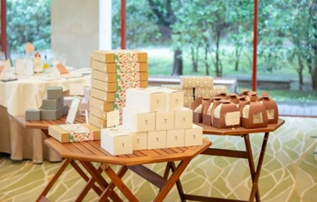 名古屋市の結婚式場ビアンカーラヒルサイドテラス。ゲストが好きな品を選べるギフトマルシェ。披露宴会場に並ぶお洒落な引き出物ボックス。