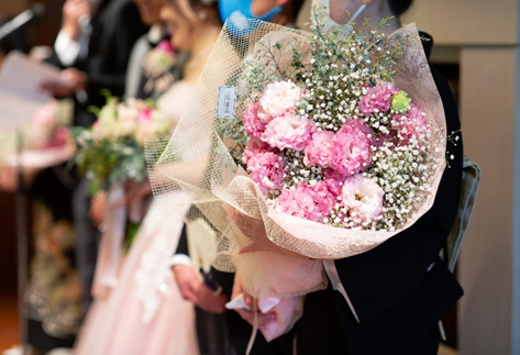 名古屋市の結婚式場ビアンカーラヒルサイドテラス。両親への感謝を込めたピンクのブーケ。披露宴のクライマックスを彩る花束贈呈シーン。