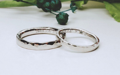 名古屋市結婚式場ビアンカーラテラスの結婚指輪の内側に刻印されたおしゃれな英語フレーズのイメージ。