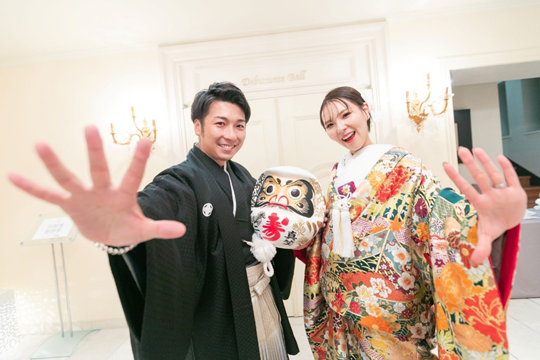 名古屋市結婚式場ビアンカーラヒルサイドテラス。今どきの鮮やかな和装に合わせて 縁起の良いだるまと一緒に。