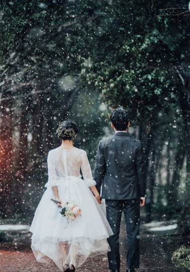 名古屋市結婚式場ビアンカーラヒルサイドテラス。雪が降る中でのロマンチックなウェディングフォト。