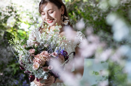 鮮やかなブーケで彩られる花嫁。