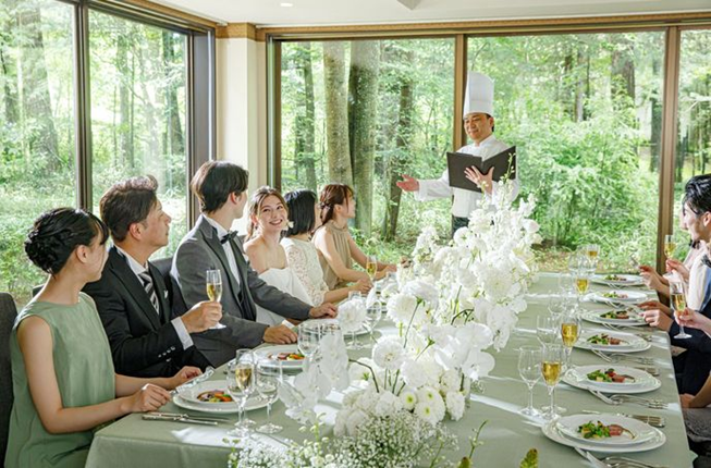 名古屋市の結婚式場ビアンカーラでこだわりの婚礼料理を説明するシェフ。