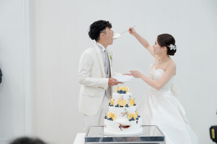 名古屋の結婚式場ビアンカーラヒルサイドテラス。大きいスプーンでのファーストバイトセレモニー。