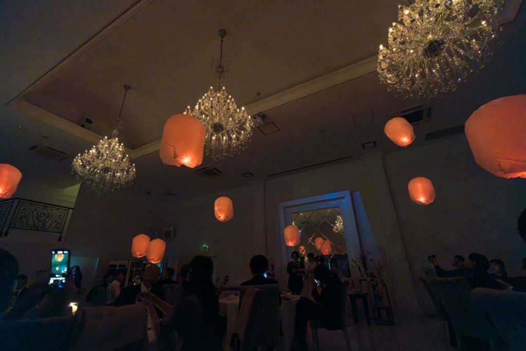 名古屋の結婚式場ビアンカーラヒルサイドテラス。光輝くランタンのロマンティックな演出。