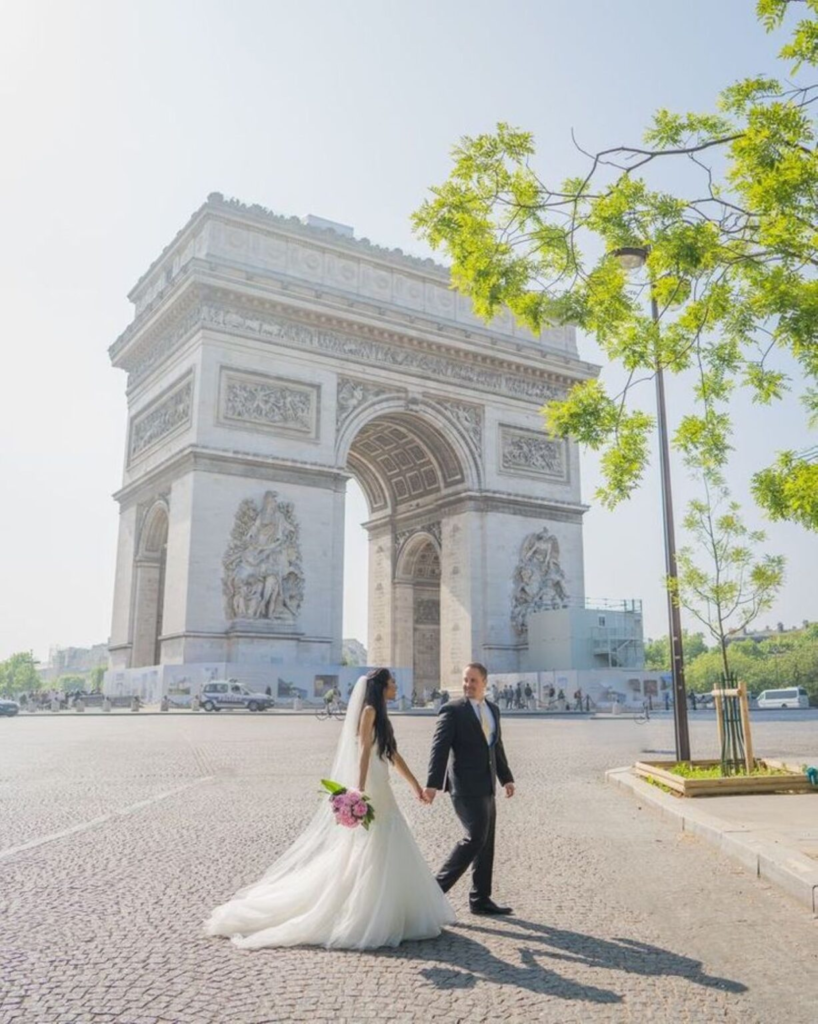 名古屋市の結婚式場ビアンカーラヒルサイドテラスが提案する、パリのエトワール凱旋門を背景にしたフォトジェニックで海外感溢れるハネムーンフォト