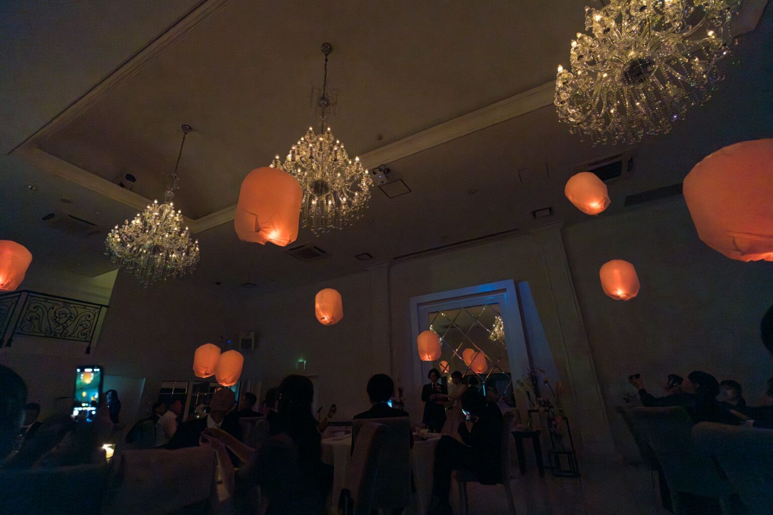 名古屋の結婚式場ビアンカーラヒルサイドテラス。光輝くランタンのロマンティックな演出。