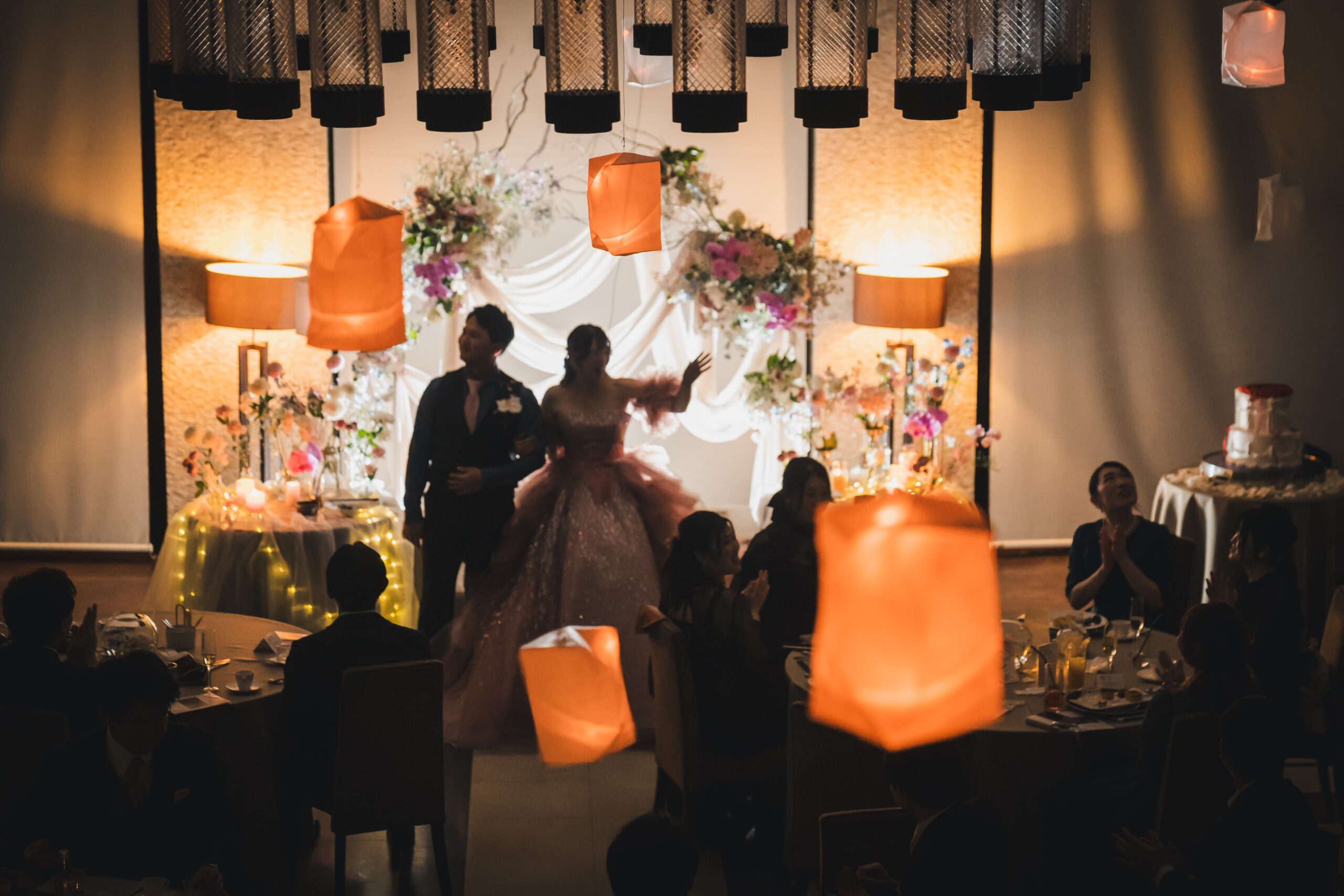 名古屋市の結婚式場ビアンカーラヒルサイドテラスの披露宴会場で新郎新婦がランタンを飛ばす様子