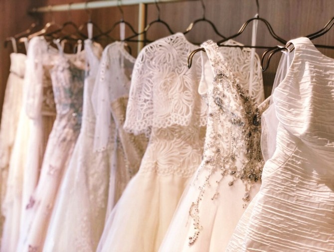 名古屋市の結婚式場ビアンカーラヒルサイドテラスの提携ドレスショップ。繊細なレースやビジューが輝く最新のウェディングドレスが並ぶ様子。