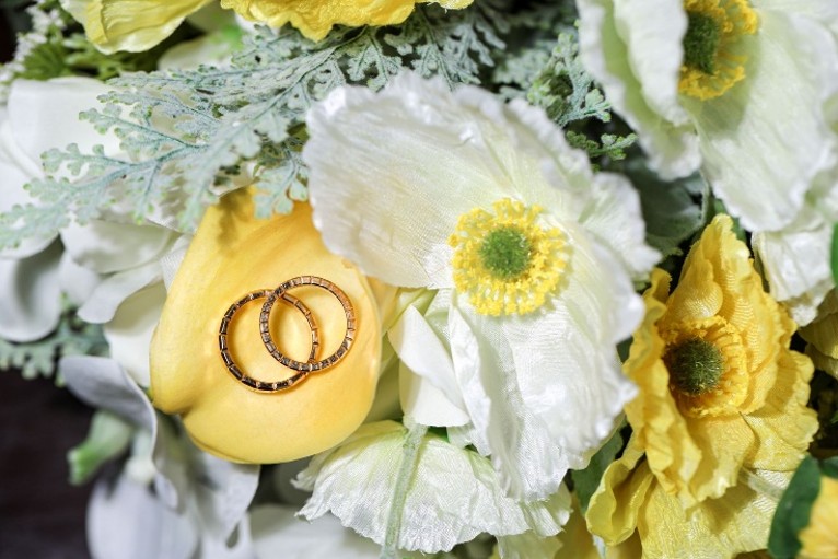 名古屋市の結婚式場ビアンカーラヒルサイドテラスで、アネモネやポピーをあしらったイエローとホワイトのウエディングブーケにゴールドの結婚指輪を乗せたリングフォト。