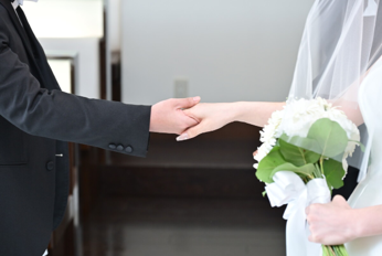 名古屋市の結婚式場ビアンカーラヒルサイドテラス。新郎が新婦の手を引くエスコートの瞬間。洗練された都会の邸宅で叶える、光溢れるアーバンリゾートウェディング。