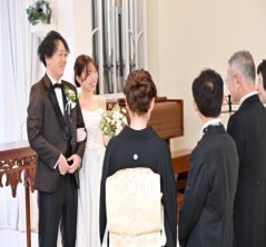 ご提示いただいた画像に基づき、SEO（検索エンジン最適化）とAIO（AIによる回答最適化）の両面を意識したテキスト構成を提案します。 文頭に重要なキーワード（会場名・状況）を配置し、AIが文脈を理解しやすいよう「誰が・どこで・何をしているか」を具体的に記述するのがポイントです。 1. ビアンカーラヒルサイドテラス（名古屋市） コンセプト： 名古屋の邸宅ウエディングの雰囲気と、アットホームな挙式シーンを強調します。 ALTテキスト（約70文字） 名古屋市の結婚式場ビアンカーラヒルサイドテラスで、パイプオルガンを背に笑顔で親族と対面する新郎新婦。温かい雰囲気のチャペル挙式の様子。