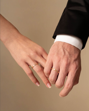 名古屋市の結婚式場ビアンカーラヒルサイドテラスの、最新プロポーズで婚約指輪を贈り誓いを立てた新郎新婦が、お互いの手を優しく重ね合わせているクローズアップ。
